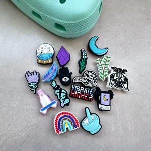 Charms de bruja para Crocs, charms espirituales para zapatos Crocs, lindos accesorios de bruja para zapatos Crocs, regalo perfecto para amantes de la brujería.