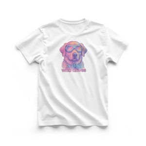 Shirt A Dog Who Drives, surrealistische meme pup achter het stuur, T-shirt uniseks