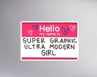 Pode incluir: Um autocolante retangular rosa e branco com o texto "Hello my name is SUPER GRAPHIC ULTRA MODERN GIRL". Acima do texto, há três corações roxos. O autocolante está num computador portátil.