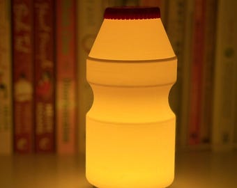 SQUARES.WORKSの美味しいプロバイオティクスランプ - ヤクルト風USB電源デスクライト