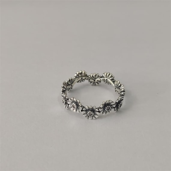 Anillo Pandora con corona de margaritas brillantes en plata de ley