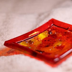 Fused Glass Dish – 8.8cm Handmade Red Orange Tray – Modern Decorative Glass Plate – Jewelry or Trinket Holder