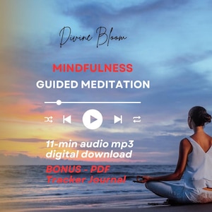Pode incluir: Imagem que promove a atenção plena e a meditação guiada. O texto inclui "Divine Bloom", "Mindfulness" e "Guided Meditation". Uma mulher medita numa praia ao pôr do sol. Inclui um download digital de áudio MP3 de 11 minutos e um PDF de bónus.