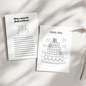 以下が含まれることがあります： 2つの白い紙の活動帳。1つは「新郎新婦へのメッセージ」と書かれ、封筒のイラストが描かれています。もう1つは「Activity Book」と書かれ、3段のケーキのイラストが描かれています。どちらも白黒です。