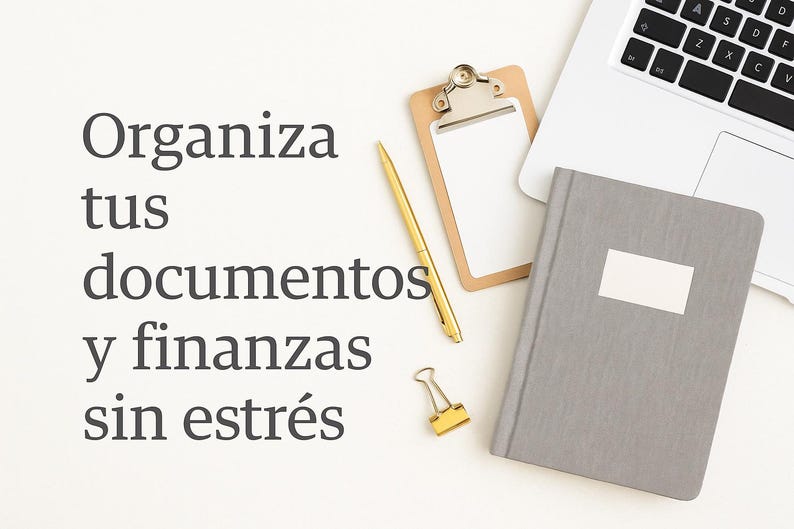 May include: A workspace setup featuring a laptop, a gray notebook with a white label, a wooden clipboard, a gold pen, and a gold binder clip. The image includes the text "Organiza tus documentos y finanzas sin estr&eacute;s."