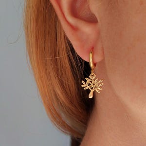 Créoles arbre en or, créoles Huggie Charms, boucles d'oreilles créoles en or 24 carats avec petits arbres, bijoux à empiler quotidiennement, pendentifs brindille arbre de vie