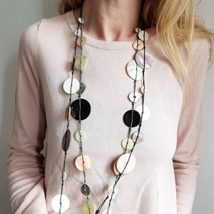 Lange geknoopte ketting met schelpschijven, gedurfd parelmoeraccessoire, boho chic zeeschelpstrandsieraden, gelaagde kralenketting wikkelketting