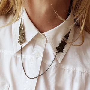 Broche de colarinho de samambaia de bronze, alfinete de corrente de folha dupla para camisas ou suéteres, acessório para amantes da natureza e florestas, folhas botânicas de bronze para o outono
