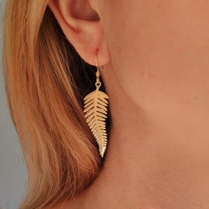 Pendientes largos de hoja de helecho, hojas botánicas doradas, amantes de la naturaleza, colgantes otoñales modernos, joyería bohemia de bosque, joyas de estilo rústico natural.