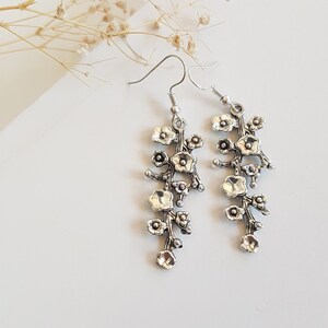 Sakura tak oorbellen, kersenbloesem takje bungelt, bloeiende bloemen lente charmes, zilveren bloemen minnaar cadeau, sierlijke Japanse natuursieraden