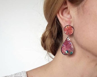 Boucles d'oreilles tendance en cuir avec motif géométrique rouge, bijoux en cuir modernes, cuir imprimé art abstrait, boucles d'oreilles funky audacieuses en forme de larme