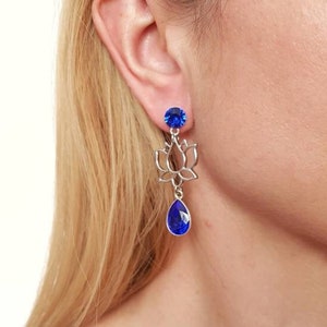 Pendientes de flor de loto, colgantes florales de lirio azul, joyas espirituales llamativas, majestuosos cristales azules, pendientes de plata audaces de color azul zafiro imagen 1