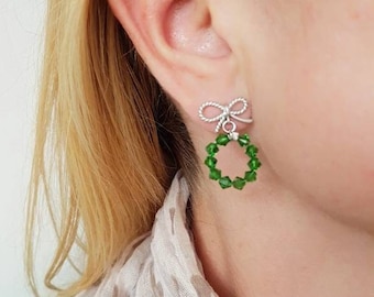Pendientes de botón con forma de corona verde, colgantes redondos de cristal, pendientes con lazo verde helecho, regalo festivo para Navidad, delicados aros plateados con lazo, pendientes de botón con lazo pequeño