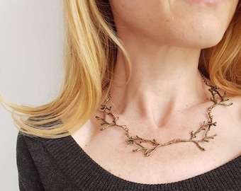 Collier branche en bronze, bijoux nature forêt, tour de cou rustique boisé, collier bohème arbre pour amoureux de la nature, accessoire terreux enchanté audacieux