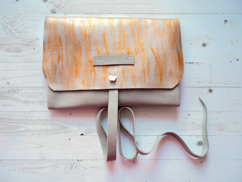 Cartera de piel suave, neceser gris pequeño, llavero, neceser, neceser de maquillaje cosido a mano, bolso de viaje, accesorio de piel pintado a mano imagen 3