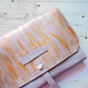 Cartera de piel suave, neceser gris pequeño, llavero, neceser, neceser de maquillaje cosido a mano, bolso de viaje, accesorio de piel pintado a mano imagen 2