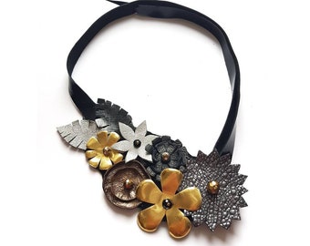 Collar de babero de cuero con flor de cuero metálico, collar de ciclo llamativo, gargantilla bohemain floral grande, joyería natural asimétrica para ella