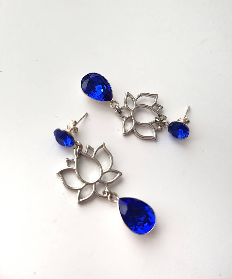 Pendientes de flor de loto, colgantes florales de lirio azul, joyas espirituales llamativas, majestuosos cristales azules, pendientes de plata audaces de color azul zafiro imagen 8