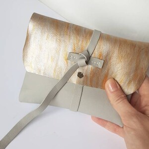 Cartera de piel suave, neceser gris pequeño, llavero, neceser, neceser de maquillaje cosido a mano, bolso de viaje, accesorio de piel pintado a mano imagen 6