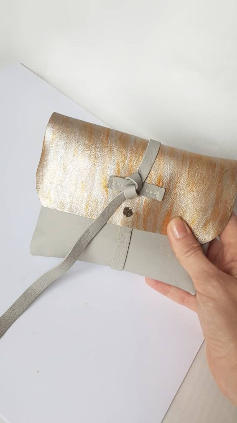 Cartera de piel suave, neceser gris pequeño, llavero, neceser, neceser de maquillaje cosido a mano, bolso de viaje, accesorio de piel pintado a mano imagen 6