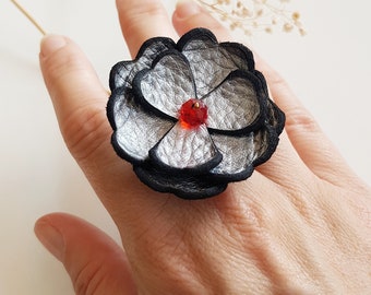 Statement Blumenring, übergroße silberne Lederblume, blühender schwarzer Ring, Natur inspiriertes Geschenk, Boho Frauen Ring mit rotem Kristall