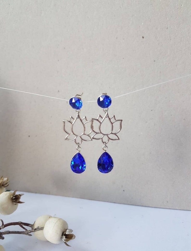 Pendientes de flor de loto, colgantes florales de lirio azul, joyas espirituales llamativas, majestuosos cristales azules, pendientes de plata audaces de color azul zafiro imagen 2