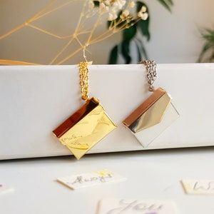 Collar con medallón de sobre, medallón con mensaje personalizado, colgante con mensaje de carta de amor oculta, medallón de regalo con cita motivacional de oro o plata