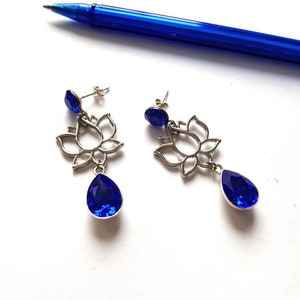 Pendientes de flor de loto, colgantes florales de lirio azul, joyas espirituales llamativas, majestuosos cristales azules, pendientes de plata audaces de color azul zafiro imagen 9
