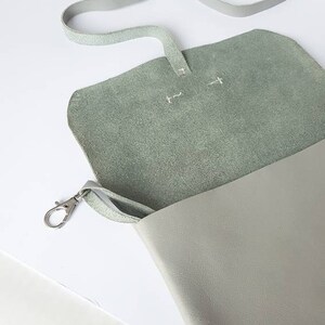 Cartera de piel suave, neceser gris pequeño, llavero, neceser, neceser de maquillaje cosido a mano, bolso de viaje, accesorio de piel pintado a mano imagen 8