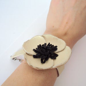 Poppy Flower Bracelet, Statement Leather Poppy Cuff, Large Floral Jewelry, Cream Oversize Flower, Nature Lover Gift, Beige Leather Armband image 5