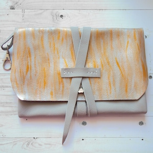 Cartera de piel suave, neceser gris pequeño, llavero, neceser, neceser de maquillaje cosido a mano, bolso de viaje, accesorio de piel pintado a mano imagen 1