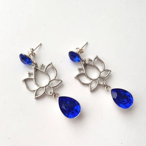 Pendientes de flor de loto, colgantes florales de lirio azul, joyas espirituales llamativas, majestuosos cristales azules, pendientes de plata audaces de color azul zafiro imagen 3