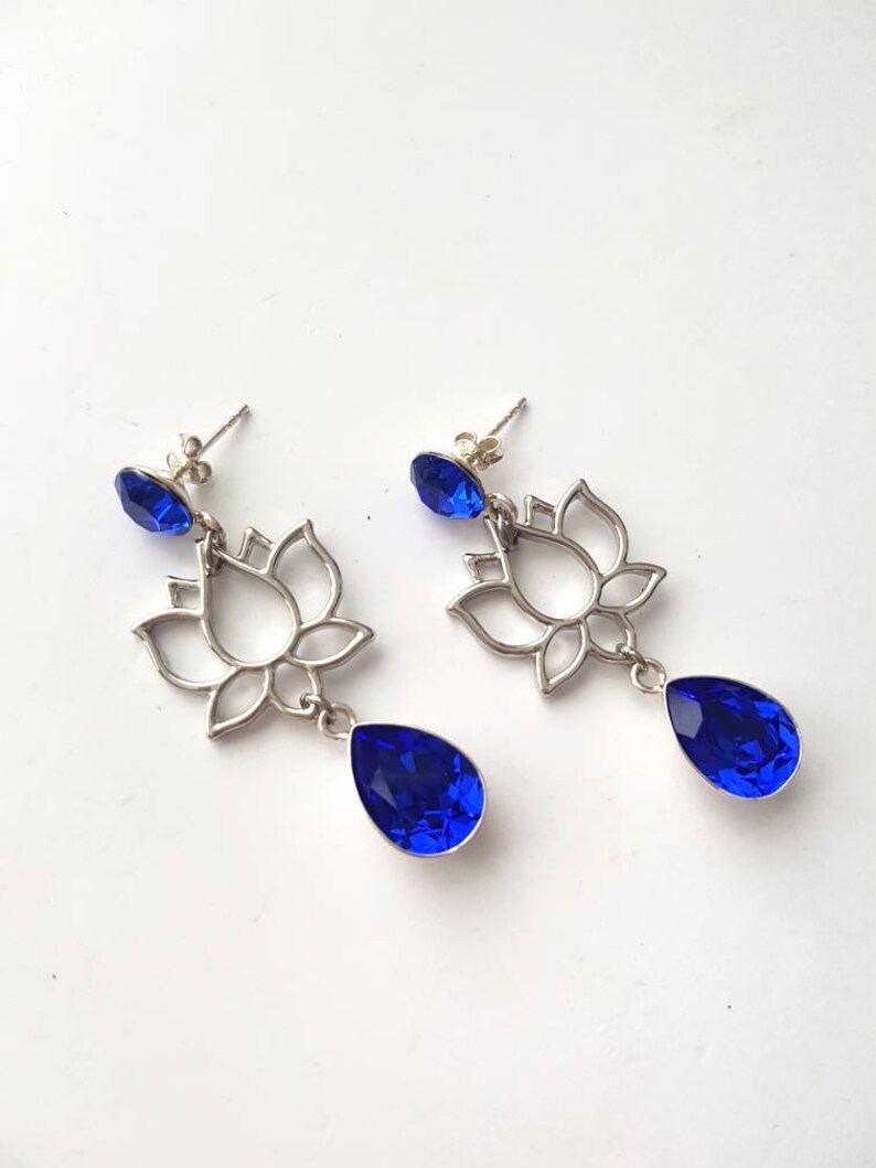 Pendientes de flor de loto, colgantes florales de lirio azul, joyas espirituales llamativas, majestuosos cristales azules, pendientes de plata audaces de color azul zafiro imagen 3