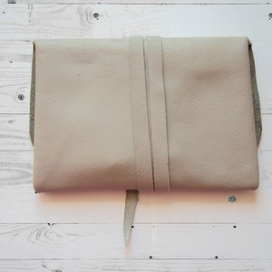 Cartera de piel suave, neceser gris pequeño, llavero, neceser, neceser de maquillaje cosido a mano, bolso de viaje, accesorio de piel pintado a mano imagen 4