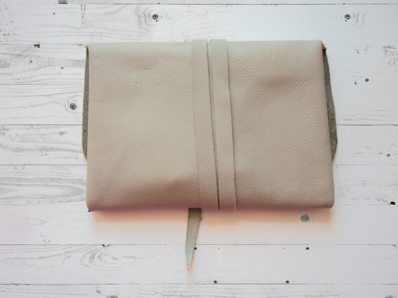 Cartera de piel suave, neceser gris pequeño, llavero, neceser, neceser de maquillaje cosido a mano, bolso de viaje, accesorio de piel pintado a mano imagen 4