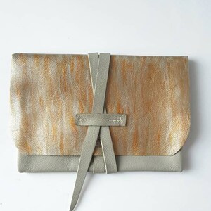 Cartera de piel suave, neceser gris pequeño, llavero, neceser, neceser de maquillaje cosido a mano, bolso de viaje, accesorio de piel pintado a mano imagen 10