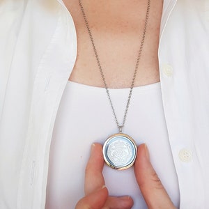 Round Keepsake Locket Necklace, Personalized Shaker Style Pendant, Empty Floating Glass Charm, Memorial Gift Medallion, Large Family Locket
