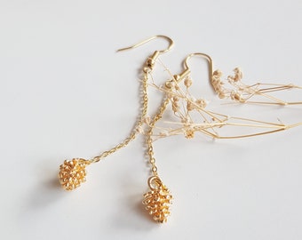 Pendientes largos de piñas, regalo delicado para amantes de la naturaleza, joyería minimalista inspirada en el bosque, pequeños colgantes de piñas doradas en cadena chapada en oro.