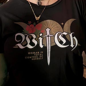 WITCH Cropped Top: Kobieta w pełni panująca nad sobą