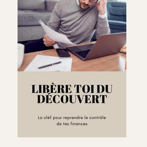 Könnte beinhalten: Eine Person mit Brille und grauem Pullover betrachtet Dokumente, während sie einen Laptop benutzt. Ein Smartphone und ein Stift liegen auf dem Tisch. Das Bild enthält den Text "LIBÈRE TOI DU DÉCOUVERT" und "La clef pour reprendre le contrôle de tes finances."