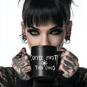 Peut inclure: Mug noir avec le texte "COFFEE FIRST THEN CHAOS" en blanc. La tasse a une anse et un motif d'éclat d'étoile. L'image est sur fond blanc.