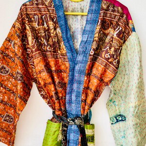 Kimono de seda Kantha hecho a mano con patchwork, kimono indio puro, regalo para ella.