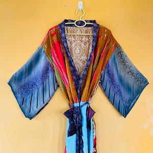 Lång kimono i siden med blandade blommönster och lapptäcke, bohemisk dusterkappa 1 st