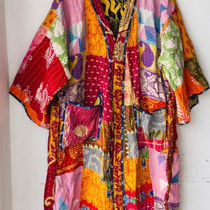 Verschiedene Kantha Patchwork Kimono: Handgemachter Baumwollbademantel
