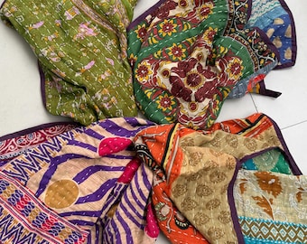 Juego de 5 paños de cocina Kantha, confeccionados con saris reciclados y hechos a mano con asa para colgar.