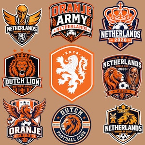 Op de afbeelding: Een verzameling van negen grafische emblemen met thema's van het Nederlands voetbalelftal. Ontwerpen bevatten leeuwen, voetballen, kronen en de Wereldbeker in oranje, zwart en wit. Tekst bevat Netherlands, Oranje Army en 2026.