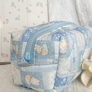 Trousse de maquillage matelassée bleu pastel, trousse à cosmétiques imprimé lapin, trousse de toilette en coton faite main, cadeau pour petite amie ou fille