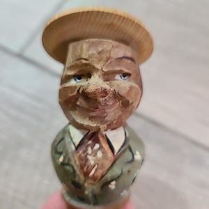 Vintage Anri RARE Mechanical Animated Man In Hat Carved Wooden Wine Bottle Stopper Topper Made in Italy