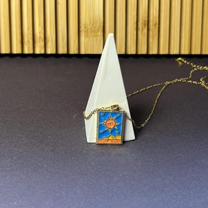 Collana con ciondolo a forma di carta dei tarocchi "Il Sole" in smalto dipinto a mano – Ciondolo rettangolare in vermeil oro a forma di raggio di sole, regalo spirituale/celestiale per lei