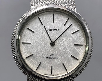 Reloj unisex de cuarzo Ricoh Vintage Rare 512038 con esfera texturizada, totalmente plateado.